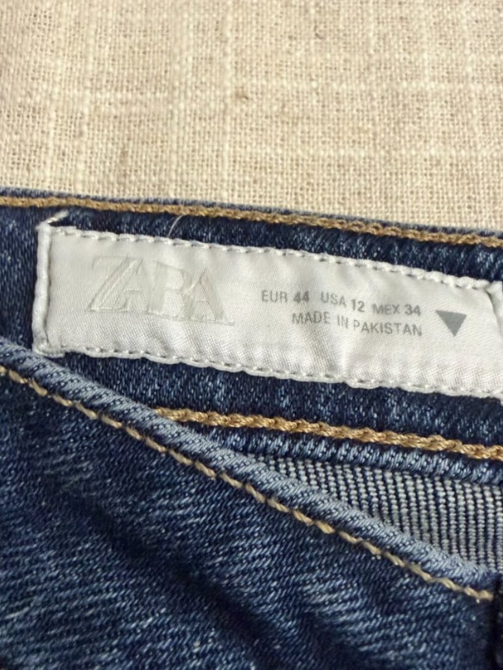 Zara High Rise Raw Hem Wide Leg Jeans Women’s Size 12 Dark Wash Stretch Denim - Picture 3 of 8